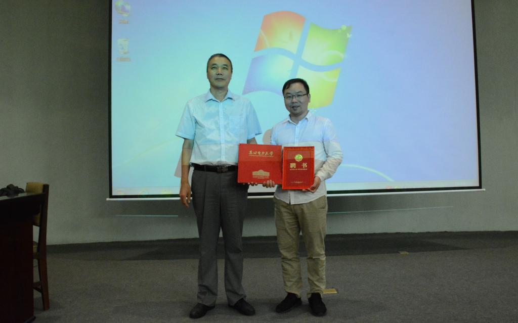 李忠春书记颁发聘书 李忠春书记颁发聘书